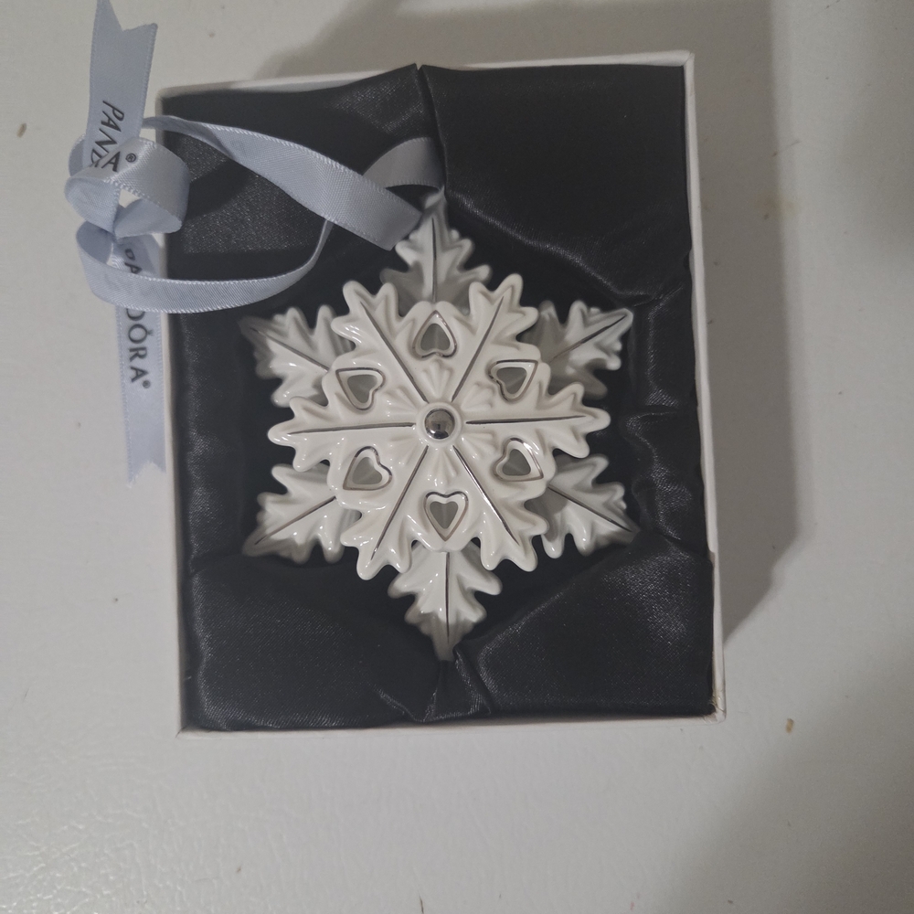 Pandora Limited Edition 2015 White Ceramic Snowflake Christmas Ornament